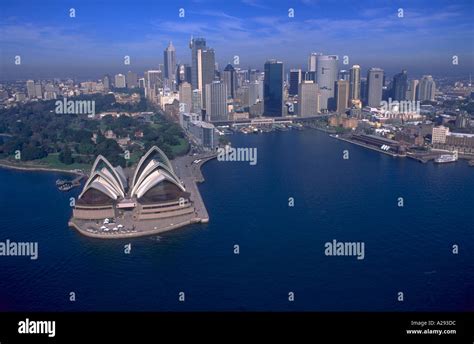 Aerial view of Sydney Opera House and the downtown Sydney skyline ...