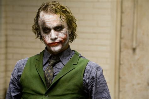 32 Pictures of the interrogation scene from The Dark Knight