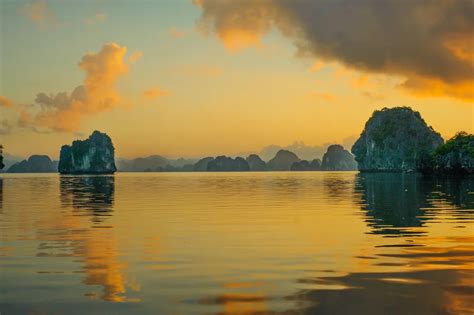 Halong Bay at Sunrise | Smithsonian Photo Contest | Smithsonian Magazine