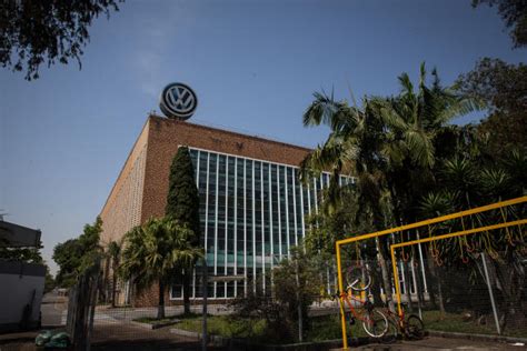 BRASIL 🇧🇷 Volkswagen vai suspender produção em fábricas no Brasil - Goyaz