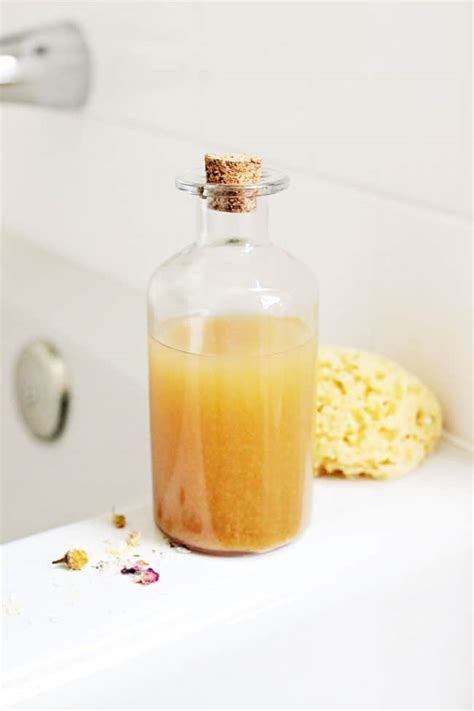 4 Reasons You Should Put Apple Cider Vinegar in Your Next Bath | Hello Glow