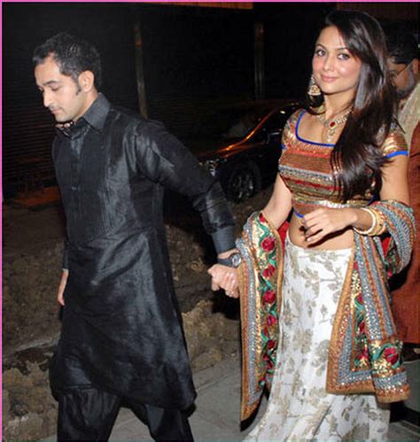 Mooj-N-Masti: Amrita Arora: Traditional Christian Marriage Pictures