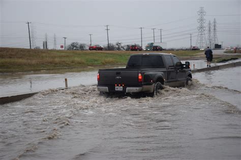 Heavy rainfall hits San Antonio, causing flooding on major highway