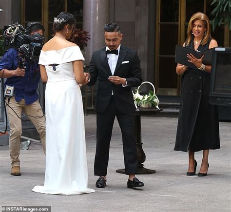 Hoda Kotb officiates two New York nurses' socially distanced wedding ...