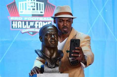 Brian Dawkins with his Hall of Fame bust | Brian dawkins, Dawkins ...