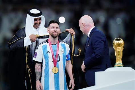 Lionel Messi wears Arab robe during World Cup trophy lift - Futbol on ...