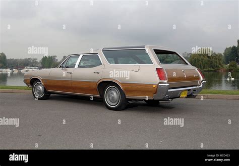 Oldsmobile Vista Cruiser woody station wagon 1970s American estate car ...