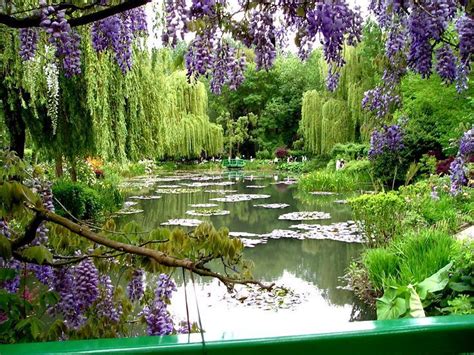 Monet's beautiful serene garden in Giverny France (Jardins de Giverny) - #Aiuolegiardino # ...