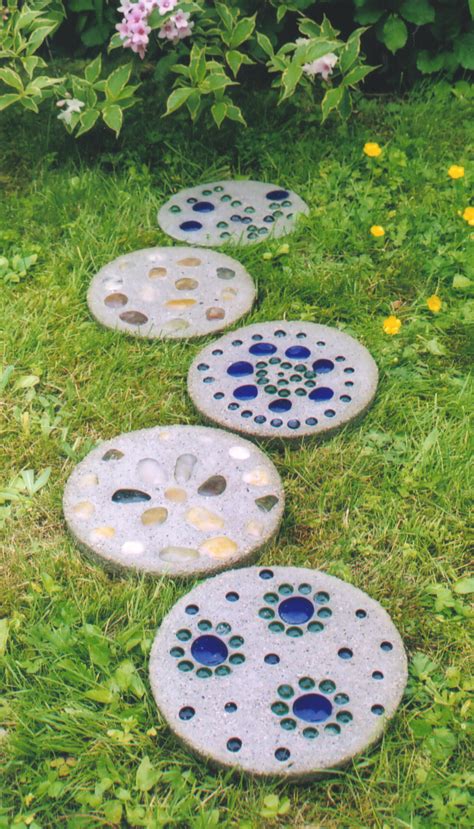 How to make garden stepping stones with Quikrete | eHow UK