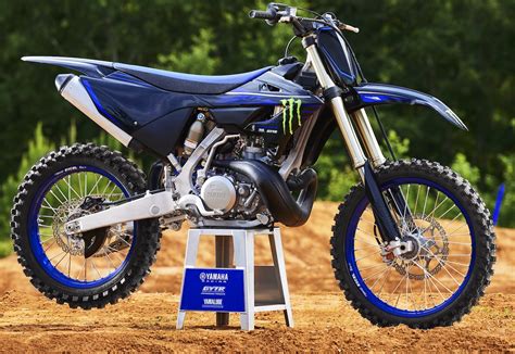 VIDEO. FIRST LOOK! 2022 YAMAHA YZ250 TWO-STROKE GETS A LONG AWAITED ...