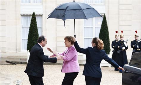 French President Francois Hollande (L) welcomes German Chancellor ...