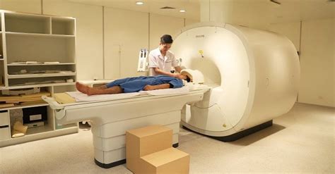 Chụp MRI não: Khi nào cần tiêm thuốc cản quang?