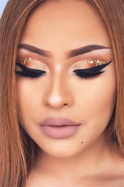 36 Festive Christmas Makeup Ideas in 2020 | Gold glitter makeup, Holiday makeup looks, Holiday ...