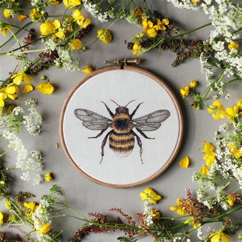 Delicately embroidered hoop artworks of wildlife by Emillie Ferris ...