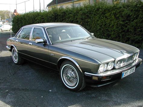 1988 Jaguar XJ40 Sovereign 3.6 (219 cui) gasoline 156 kW 336 Nm