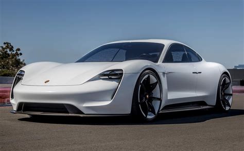 Porsche Taycan: primeiro elétrico da marca chega em 2019