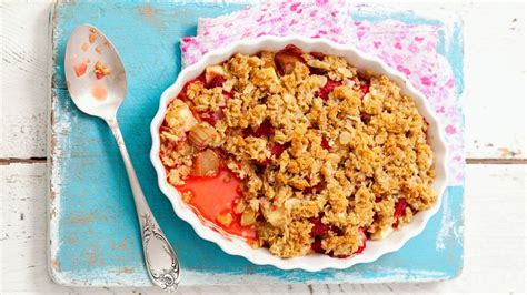 Rhubarb crumble with oats | British Recipes | GoodtoKnow