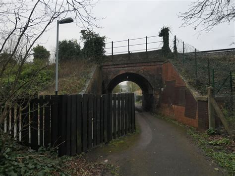 Divided underbridge, Winnersh Triangle... © Christine Johnstone ...