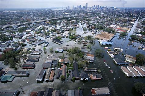 Hurricane Katrina: Powerful Photos of the Storm that Devastated New ...