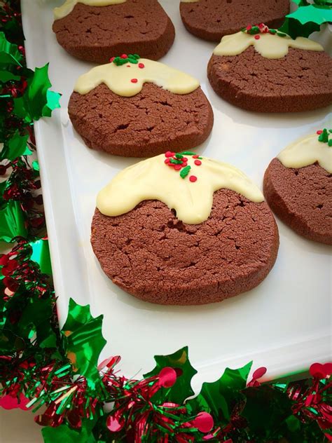 Chocolate Christmas Pudding Cookies perfect edible gifts that are so easy to make. Chocola ...