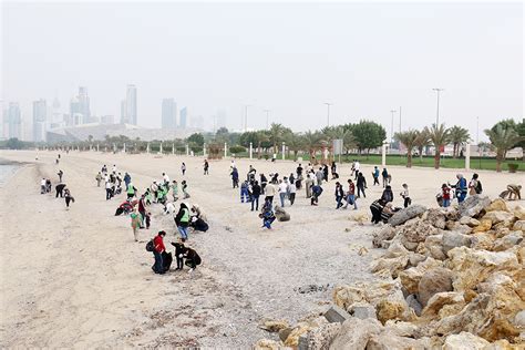 Volunteers clean Shuwaikh Beach | kuwaittimes