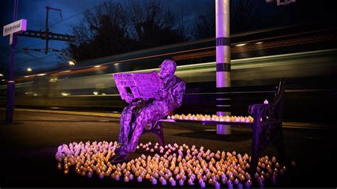 Holocaust Memorial Day: Sir Nicholas Winton's statue lit up - BBC News | Patungan Aja