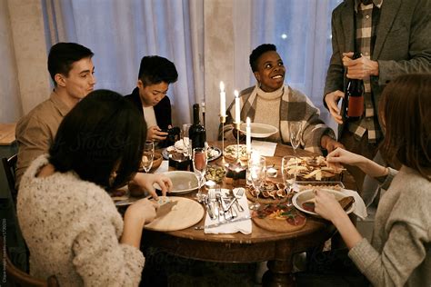 «Christmas Dinner With Friends» del colaborador de Stocksy «Clique Images» - Stocksy