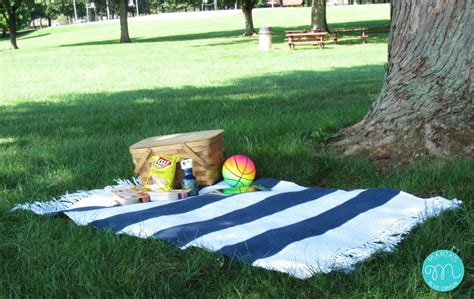 Outdoor Picnic Blanket Crochet Pattern - Maria's Blue Crayon