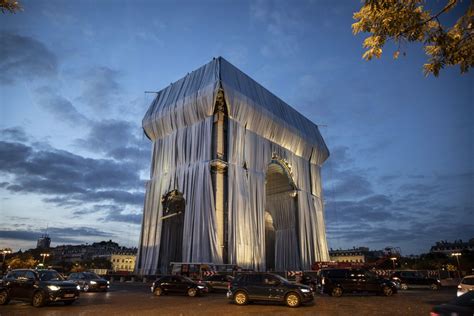 See the Arc De Triomphe Wrapped in 270,000 Square Feet of Silvery Fabric