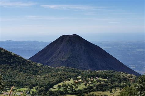 Full Day Tour : Izalco Volcano + Cerro Verde Park: Triphobo