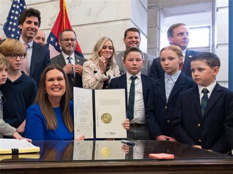 Photo of Sarah Huckabee Sanders beaming next to frowning kids goes ...