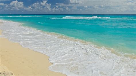 Delfines Beach in Cancun | Expedia.co.in