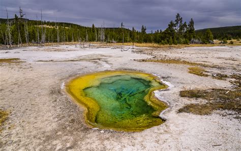 namenloser Pool im Biscuit Basin, Yellowstone NP, Wyoming, USA Foto & Bild | himmel, gras ...