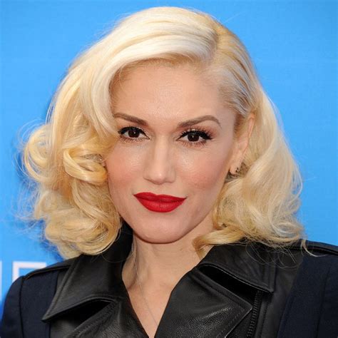 gwen stefani | Gwen stefani, Hot red lipstick, Natural brown hair