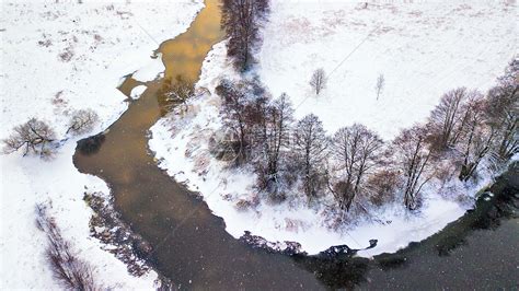 冬季雪河的鸟瞰图白俄罗斯明斯克附近的河岸草地上的冷冻树木高清图片下载-正版图片300072791-摄图网