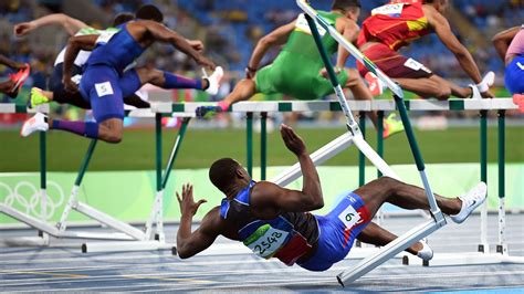 Watch: Hurdler finishes race to ovation after wiping out on first hurdle | kgw.com