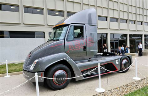 Cummins unveils an electric big rig weeks before Tesla