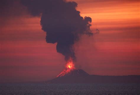 Mount Anak Krakatau erupts, ‘caution’ status maintained - Tourism Indonesia