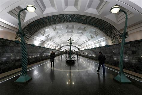 Moscow Metro's beautiful stations transport tourists to another era