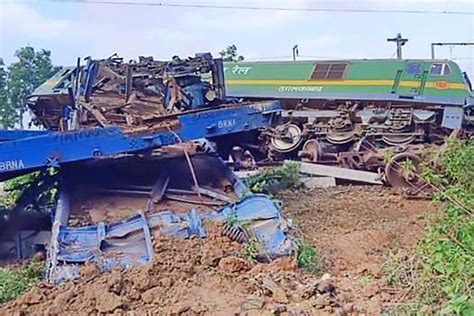 Train Accident | Two goods trains collide near Onda railway station in Bankura district, traffic ...