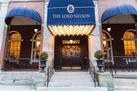 the lord nelson hotel in new york city is lit up at night with bright ...