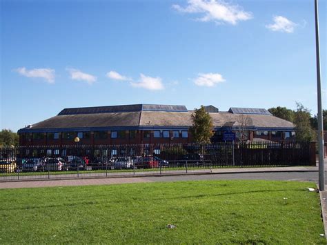 Hawkley Hall High School © Raymond Knapman :: Geograph Britain and Ireland