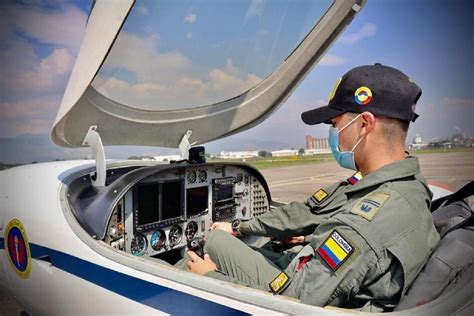 Primeros vuelos inician en la EMAVI futuros Pilotos Militares de Colombia - septiembre 10, 2024