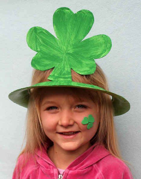 Shamrock Paper Plate Hat | 24 Super Fun St. Patrick's Day Crafts For Kids Chapeau Saint Patrick ...