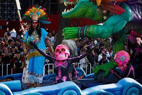 Photos: Thousands flock to Day of the Dead parade in Mexico City ...