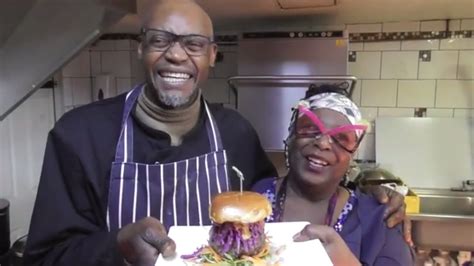 How to make Momma Cherri's favourite soul food hamburger - YouTube