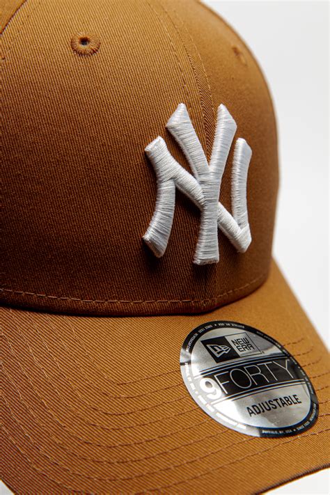 New York Yankees 9FORTY Strapback Cap in Bronze Sand | Stateside Sports