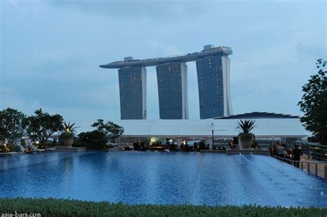 Discover the rooftop bar at The Fullerton Bay Hotel Singapore