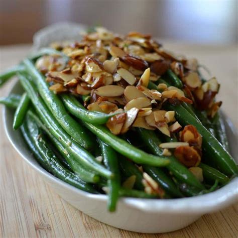 Green Beans with Toasted Almonds and Garlic - Small Town Woman