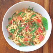 Easy Garlic-Tomato-Basil Pasta: a quick, light dinner for busy weeknights